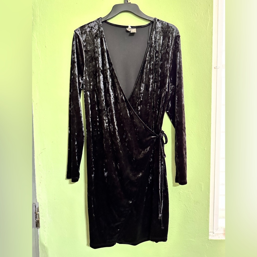 Black Long Sleeve Velvet Mini Dress